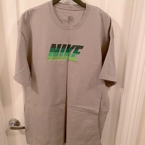 LIKE NEW GRAY NIKE TEE SHIRT